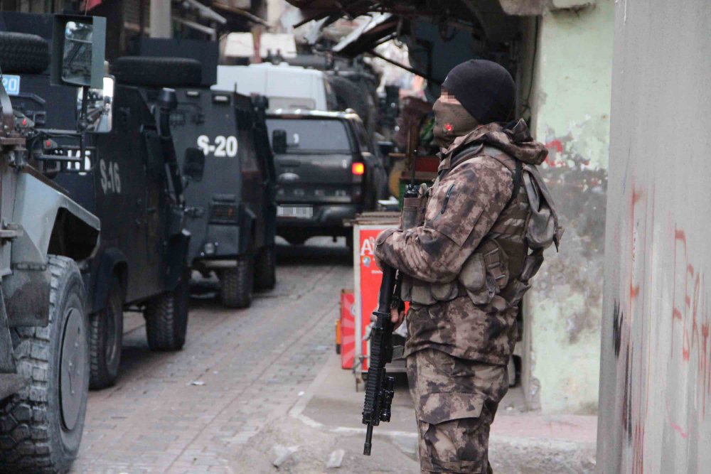 Diyarbakır'da terör operasyonu; HDP'li vekilin babası dahil 14 kişi gözaltında