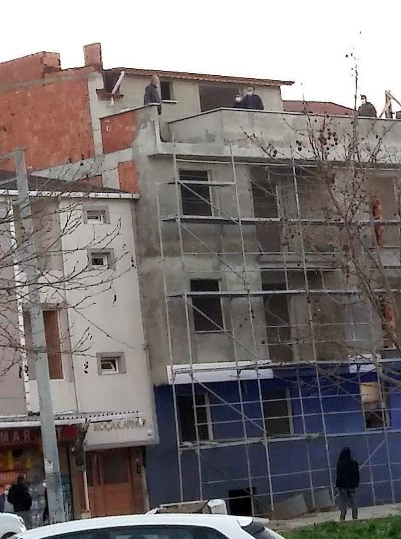 İnşaatın çatısına kişiyi polis ikna etti