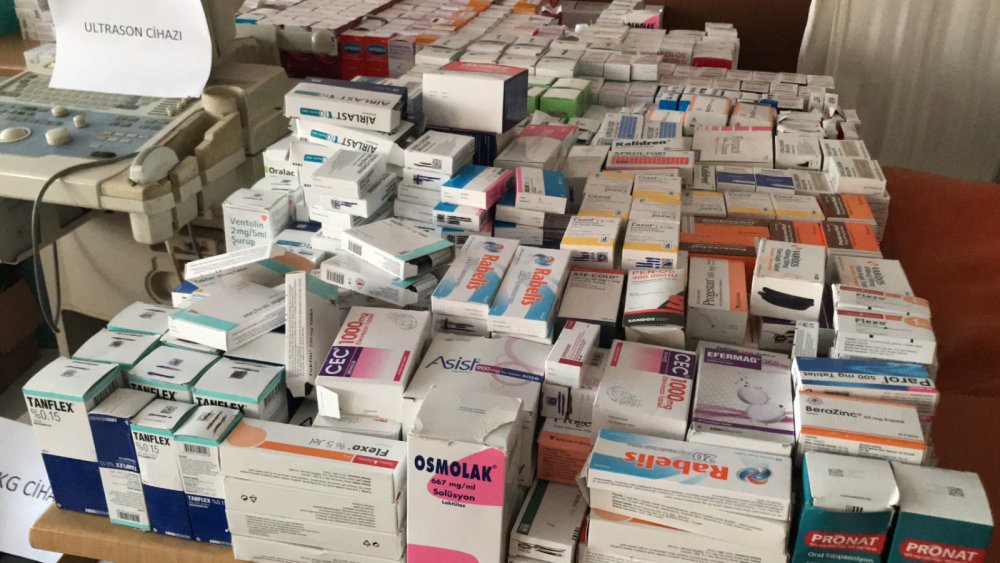 Kendilerini doktor olarak tanıtıp, muayene yaparak ilaç sattılar