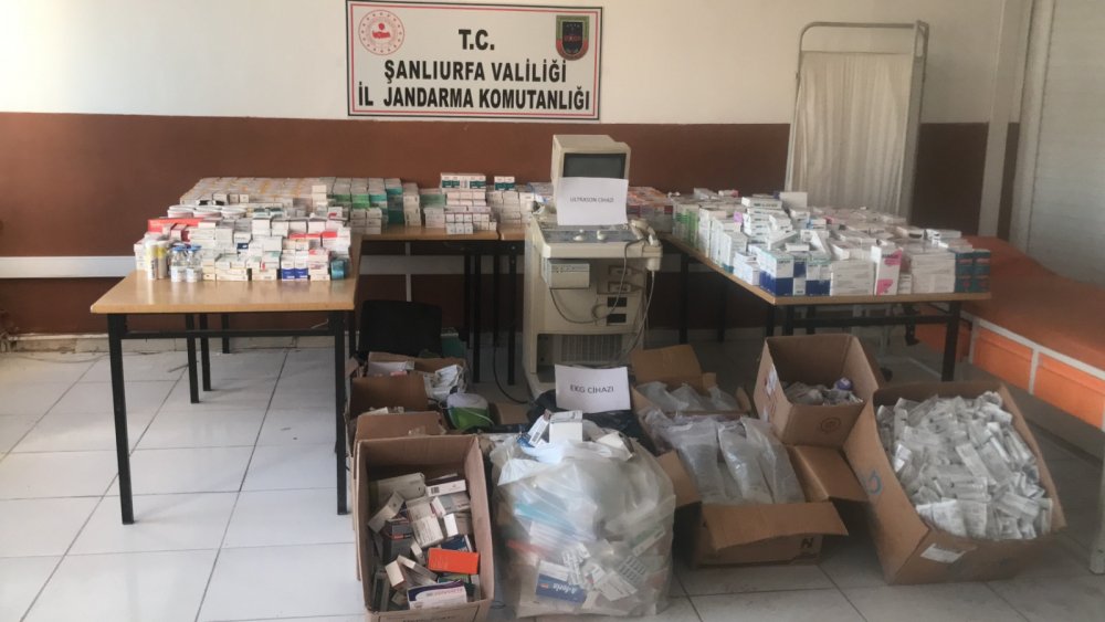 Kendilerini doktor olarak tanıtıp, muayene yaparak ilaç sattılar