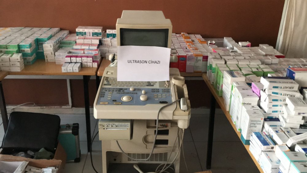 Kendilerini doktor olarak tanıtıp, muayene yaparak ilaç sattılar