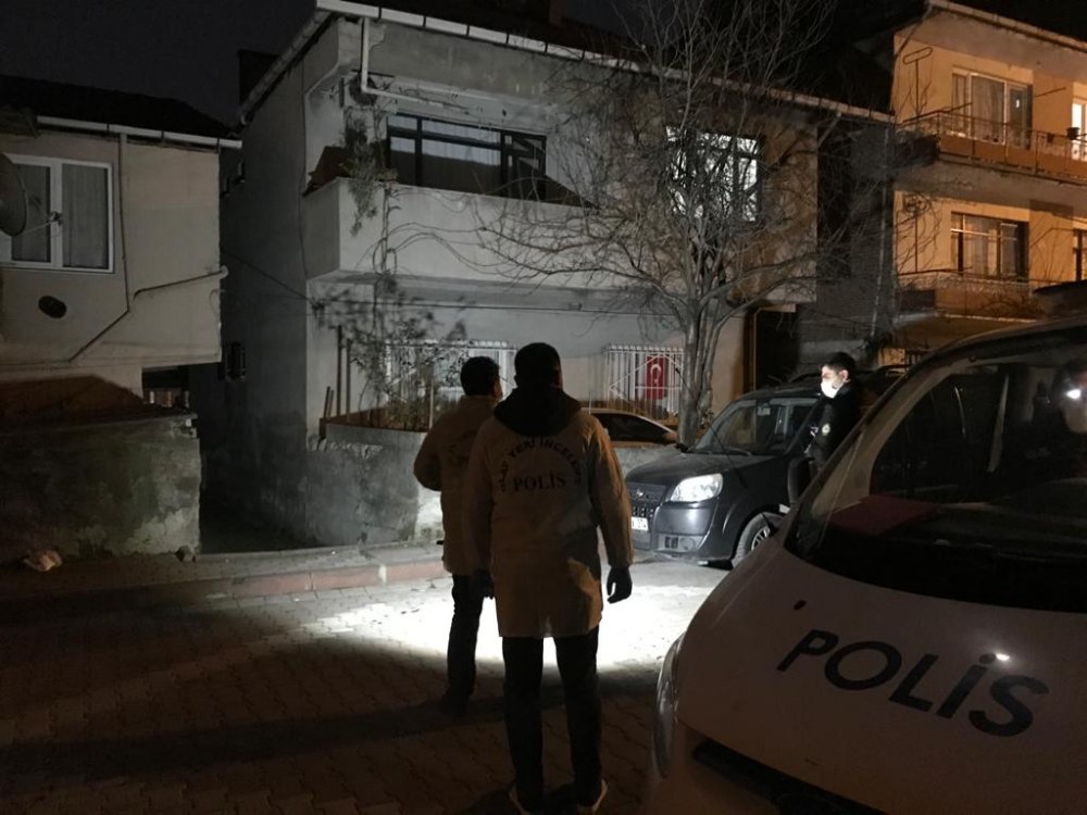 Komşuları tarafından yalnız yaşadığı evinde ölü bulundu
