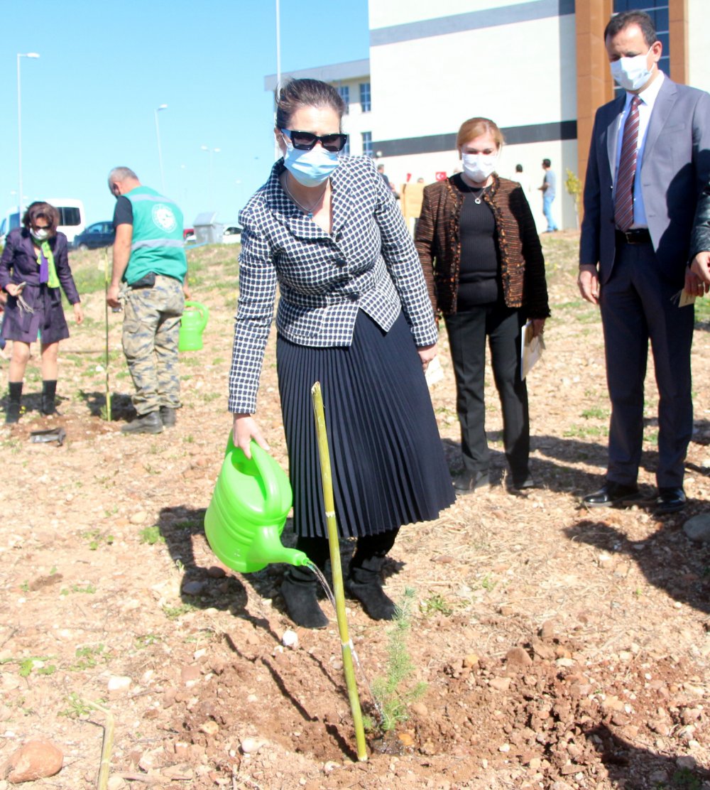 Koronavirüsten yaşamını yitiren 380 sağlık çalışanının isimleri Adana'da yaşatılacak