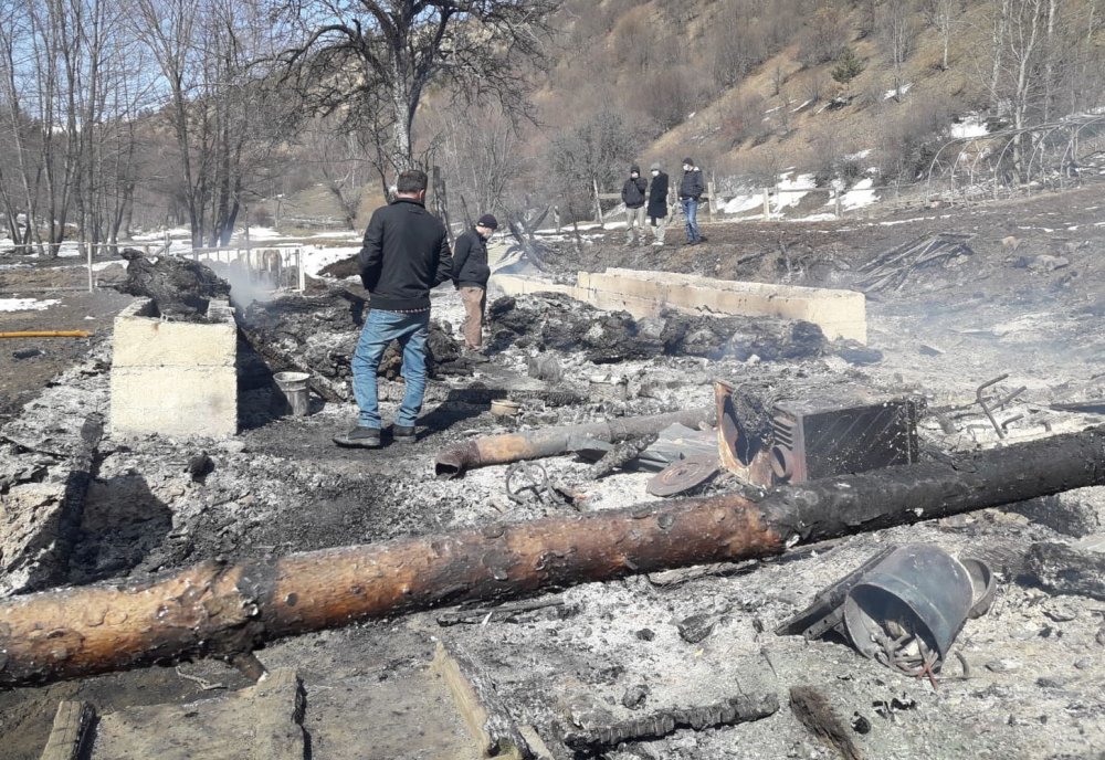 Krediyle aldığı büyükbaşları ahırda çıkan yangında öldü