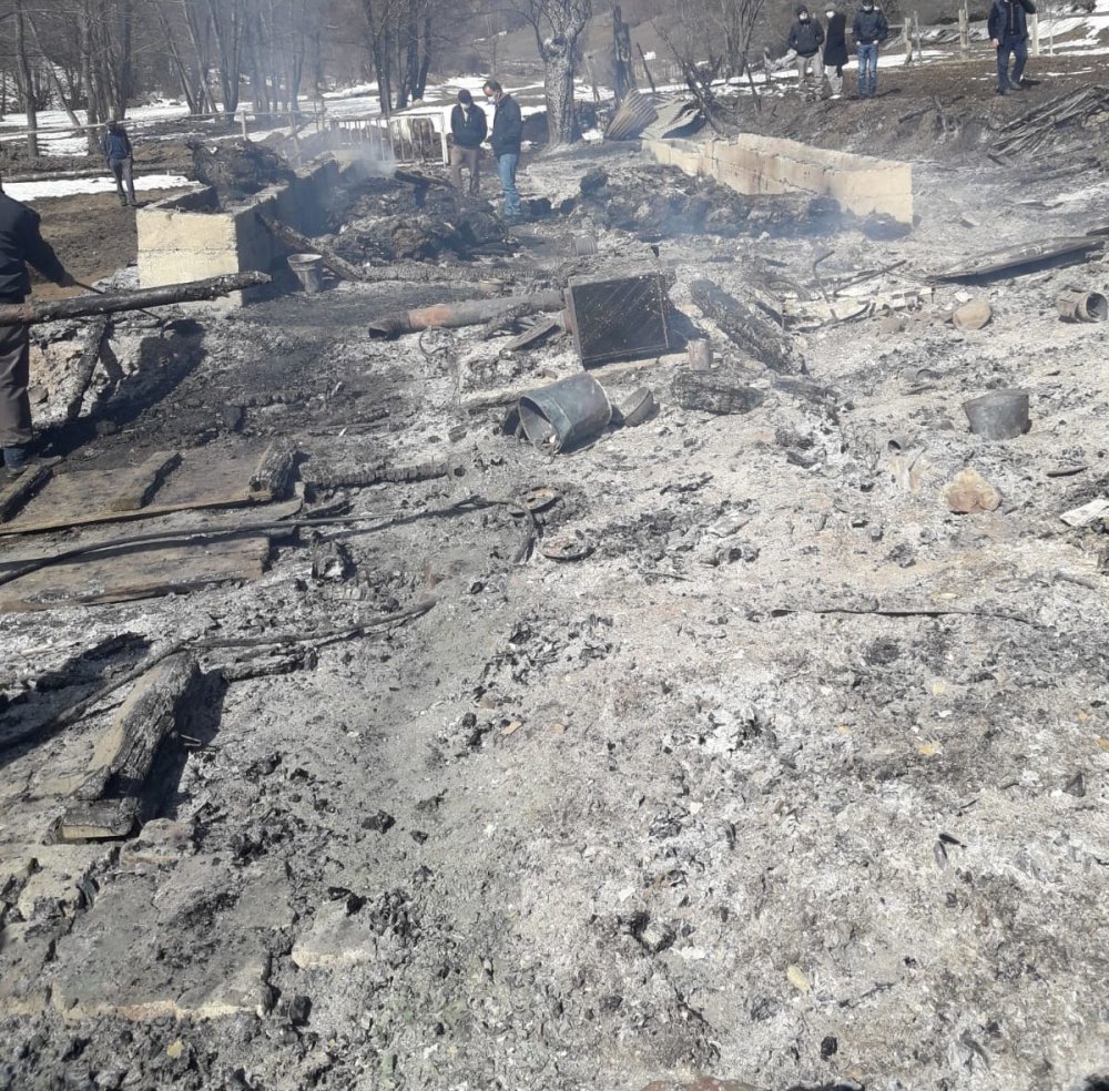 Krediyle aldığı büyükbaşları ahırda çıkan yangında öldü