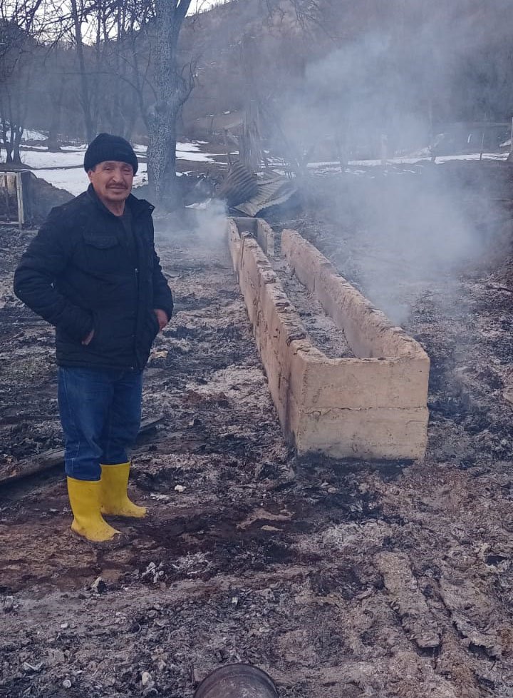Krediyle aldığı büyükbaşları ahırda çıkan yangında öldü
