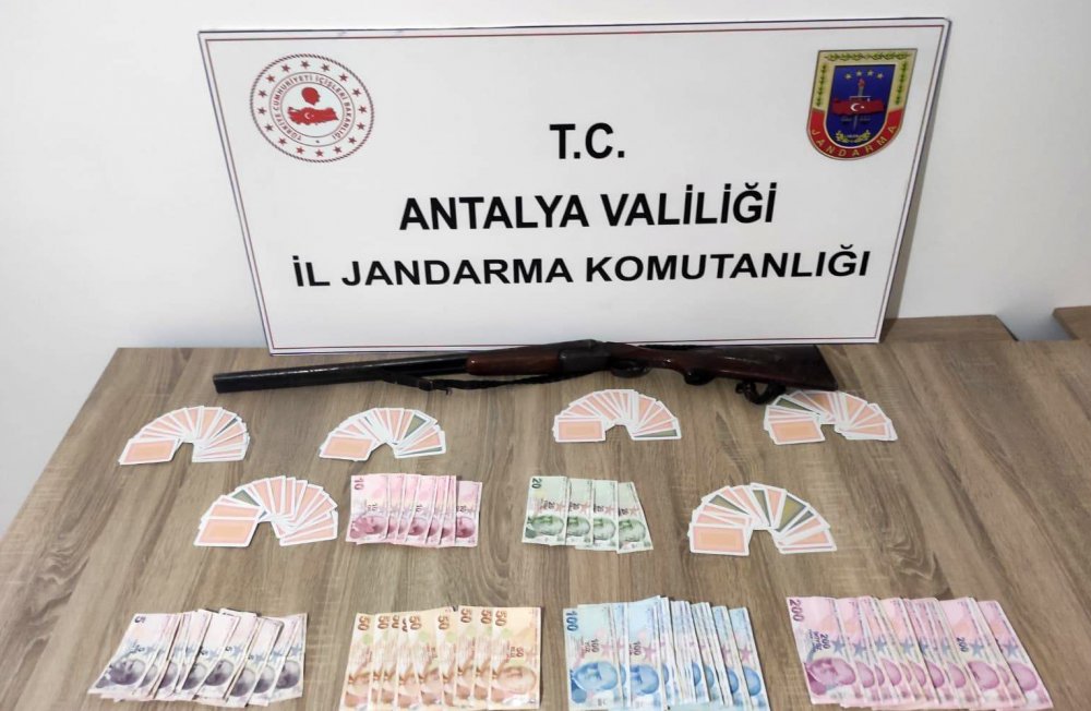 Kumarhaneye dönüştürülen eve baskında 14 kişiye 66 bin 878 lira para cezası