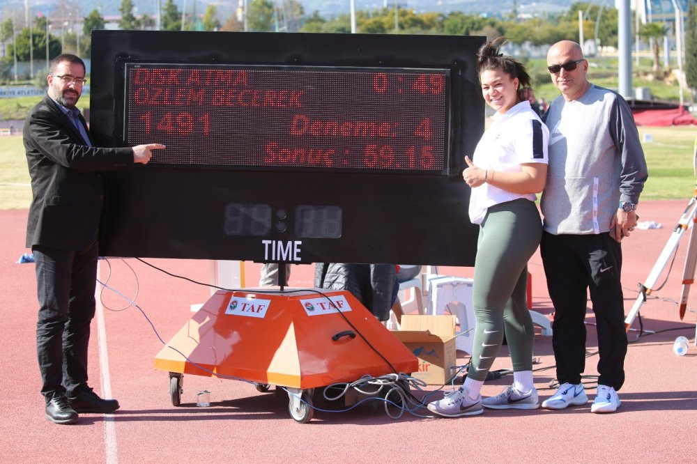 Milli atlet Özlem Becerek rekorunu geliştirdi