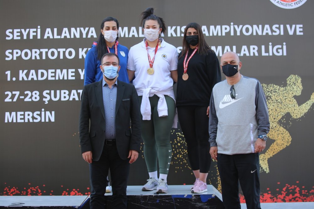 Milli atlet Özlem Becerek rekorunu geliştirdi