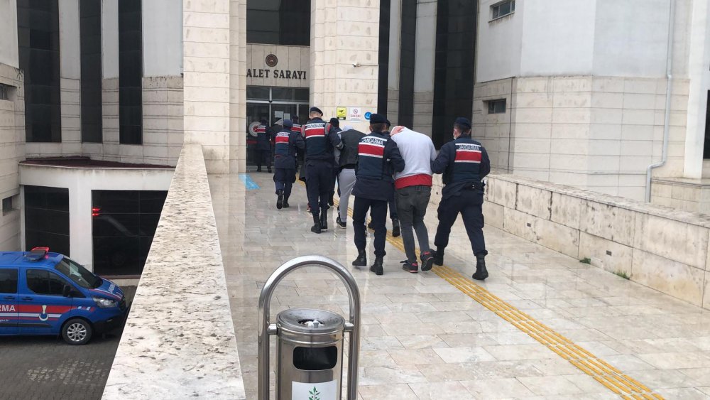 Otostopla gelip, çaldıkları motosikletlerle dönen 7 şüpheliyi jandarma yakaladı