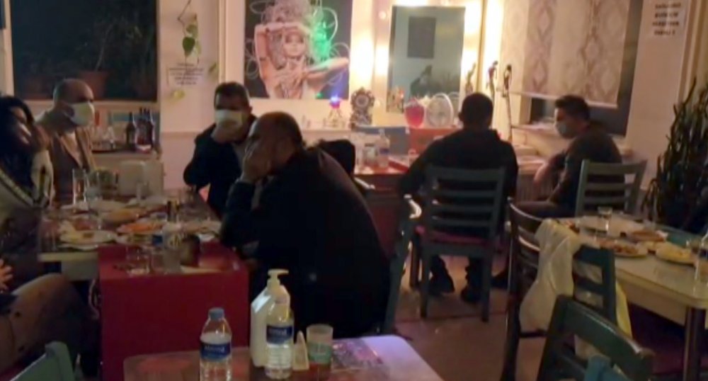 Pavyona çevrilen 2 kafeye baskın