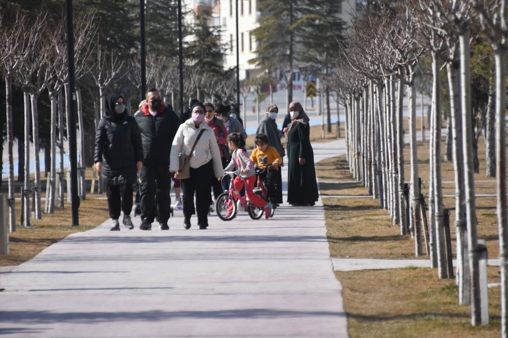 Vaka sayısı artan Konya'da, kısıtlamaya rağmen hareketlilik