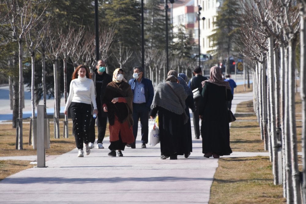 Vaka sayısı artan Konya'da, kısıtlamaya rağmen hareketlilik