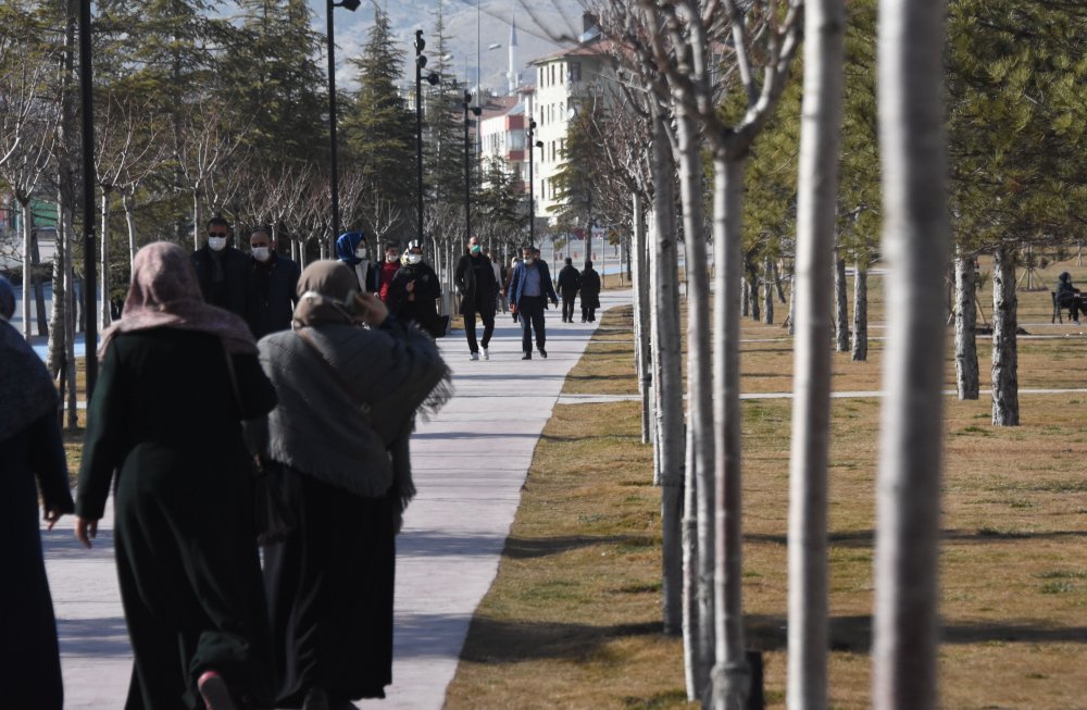 Vaka sayısı artan Konya'da, kısıtlamaya rağmen hareketlilik