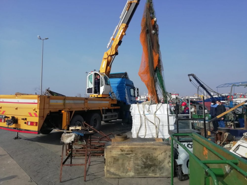 Yenikapı'da trolle kaçak avcılık yapan teknelere denetim