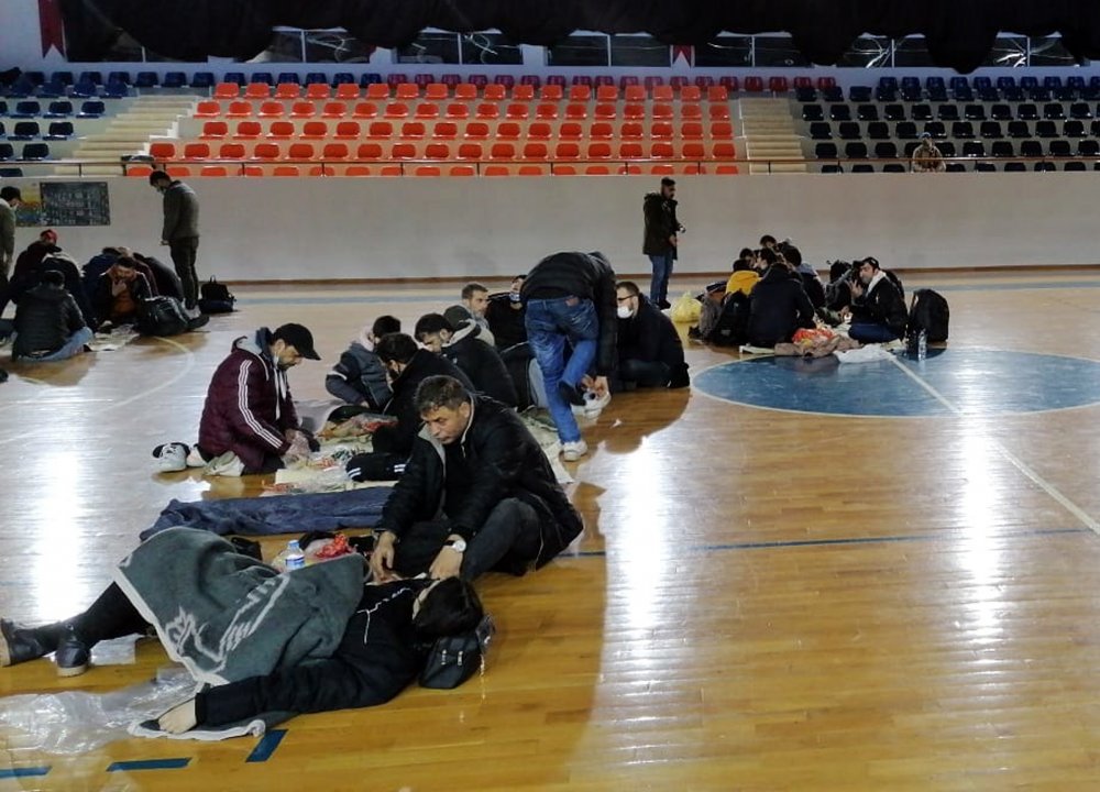 Durdurulan kamyonların kasasından kaçak göçmenler çıktı