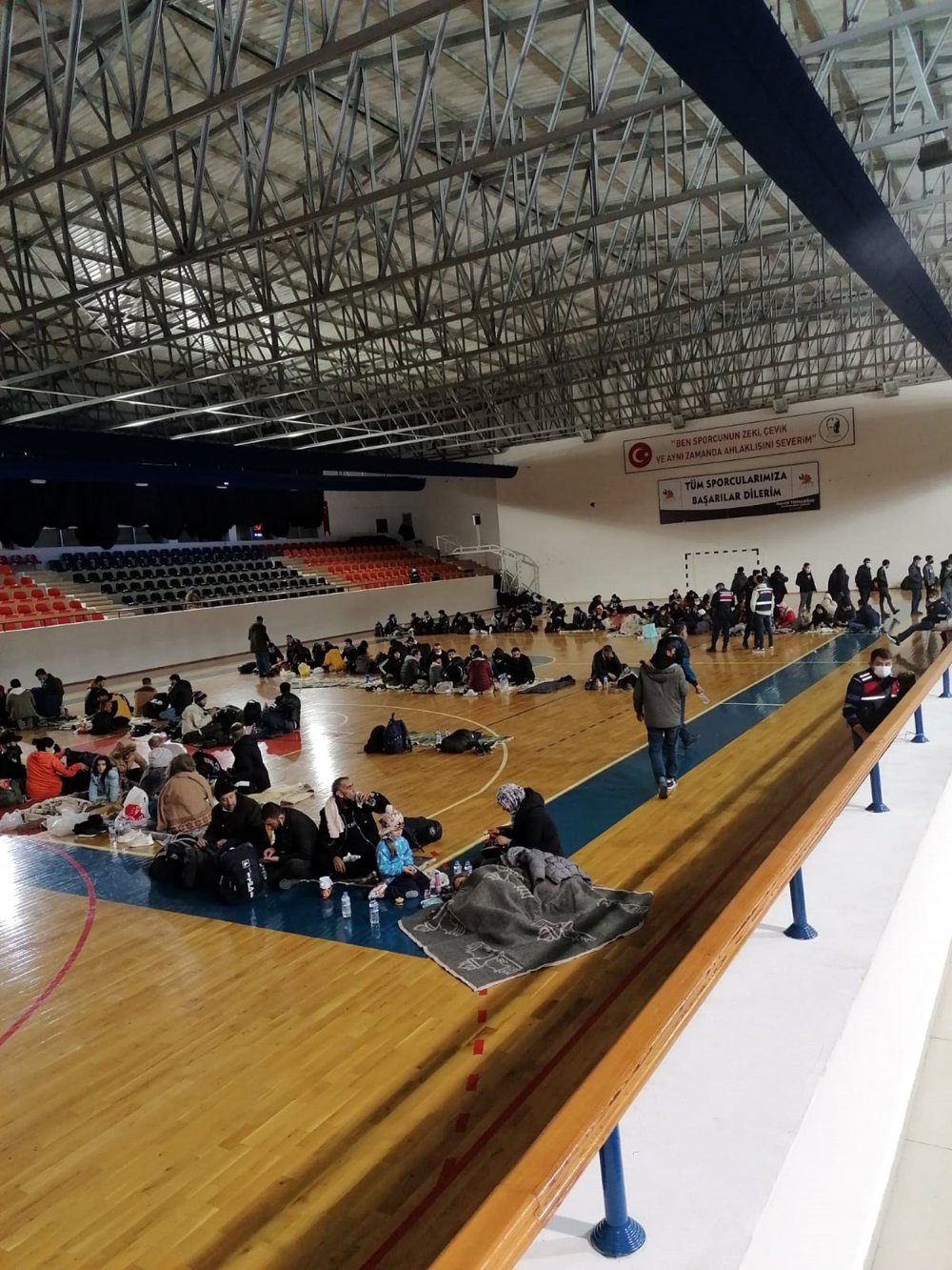 Durdurulan kamyonların kasasından kaçak göçmenler çıktı