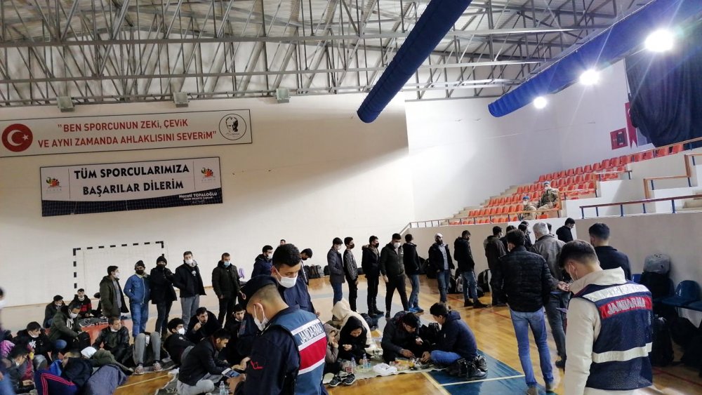 Durdurulan kamyonların kasasından kaçak göçmenler çıktı