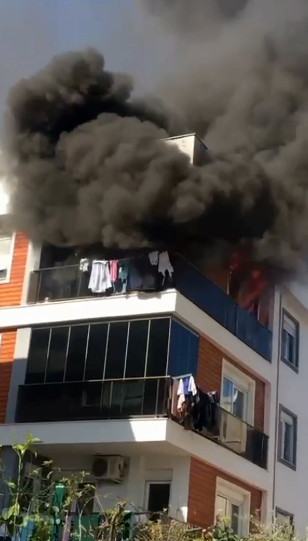Evde çıkan yangında genç kadın öldü, üvey babası ve kızı kurtarıldı