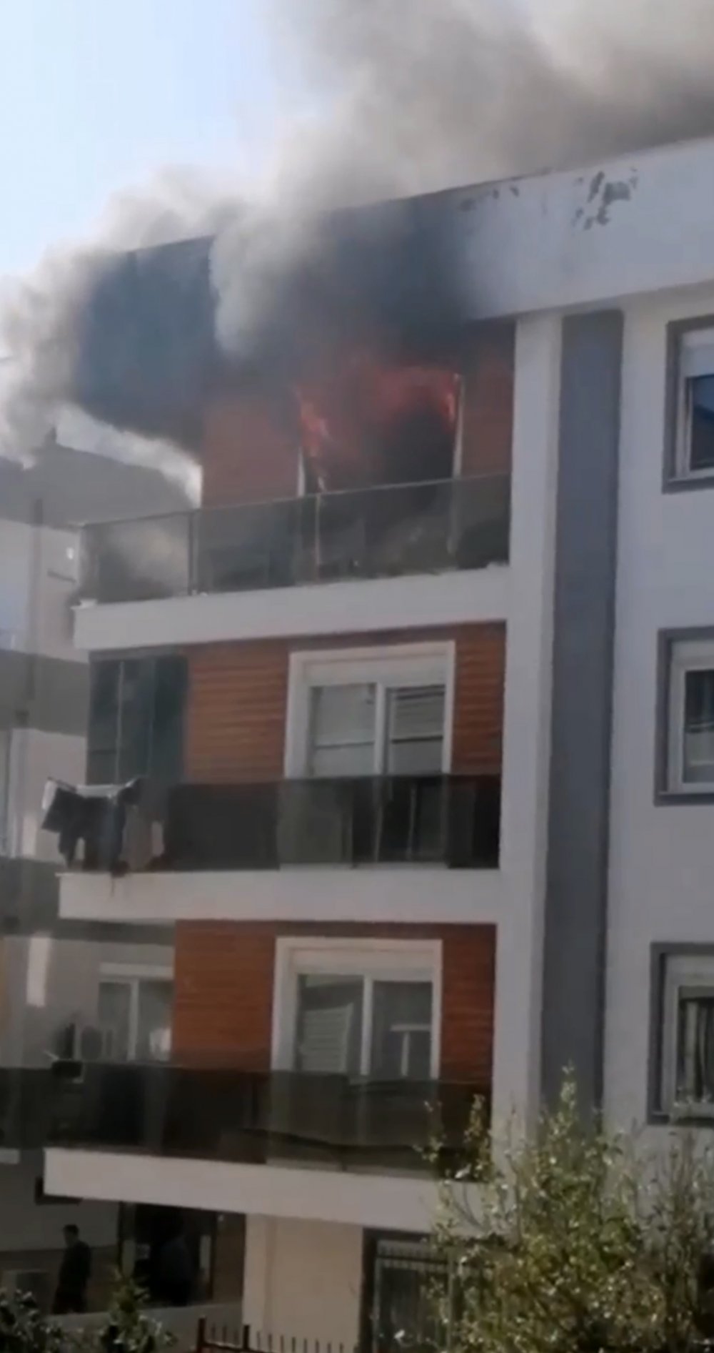 Evde çıkan yangında genç kadın öldü, üvey babası ve kızı kurtarıldı