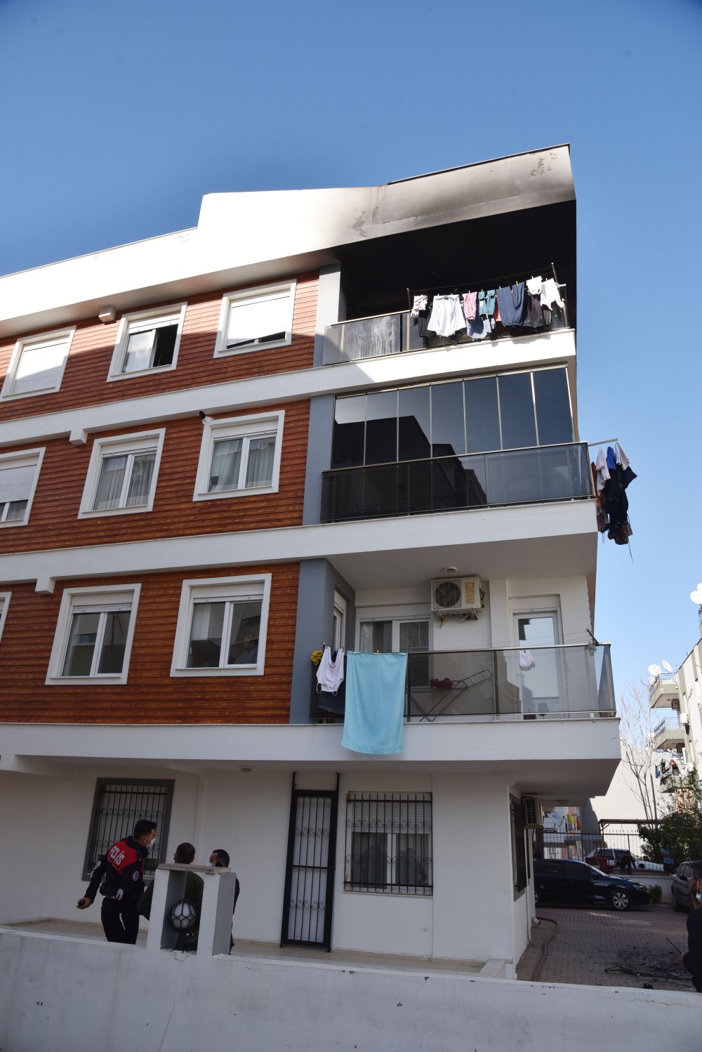 Evde çıkan yangında genç kadın öldü, üvey babası ve kızı kurtarıldı
