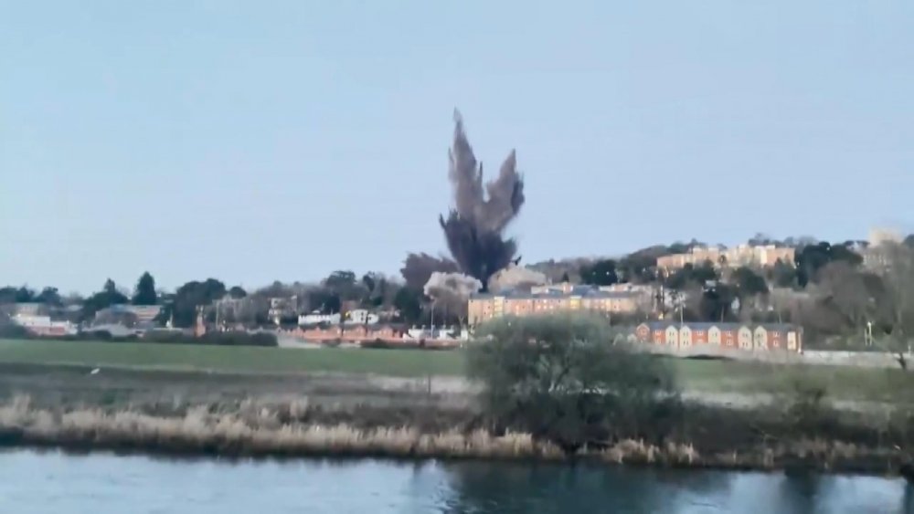 İngiltere’de İkinci Dünya Savaşı’ndan kalma bomba kontrollü bir şekilde patlatıldı