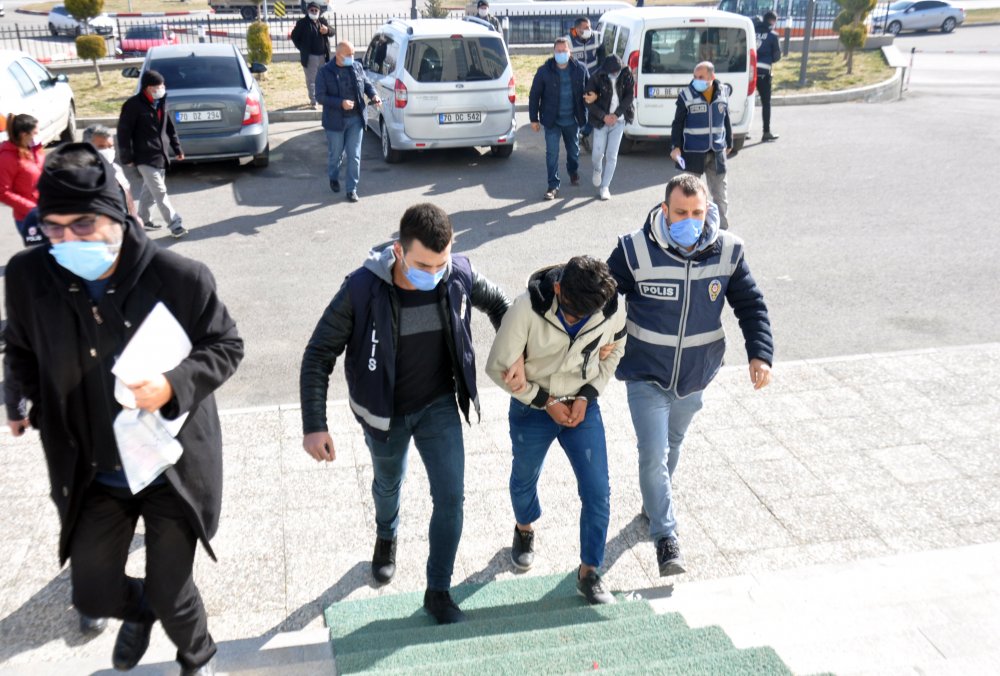 İnternetten izledikleri videodaki yöntemle hırsızlık yapan 'Maskeli Üçler' yakalandı