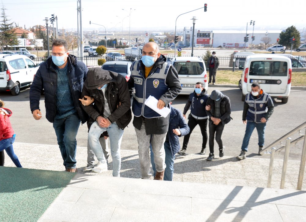 İnternetten izledikleri videodaki yöntemle hırsızlık yapan 'Maskeli Üçler' yakalandı