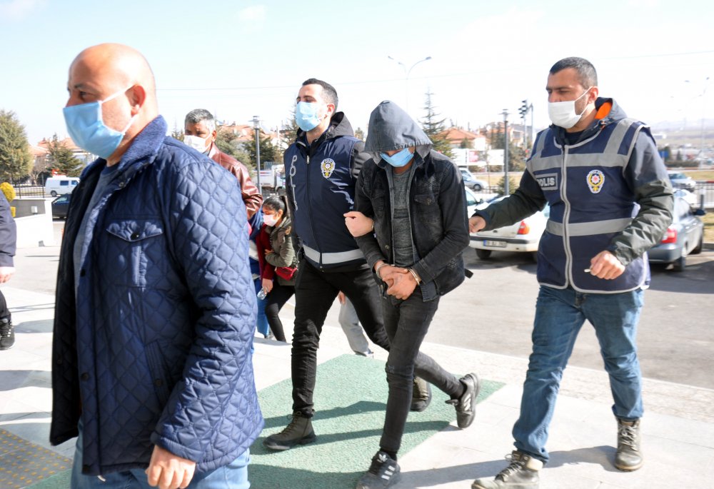 İnternetten izledikleri videodaki yöntemle hırsızlık yapan 'Maskeli Üçler' yakalandı