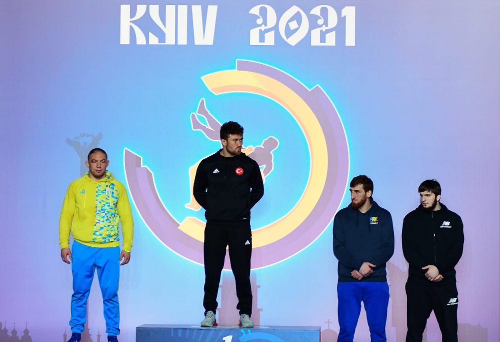 Milli güreşçiler Ukrayna'dan 4 madalya ile dönüyor