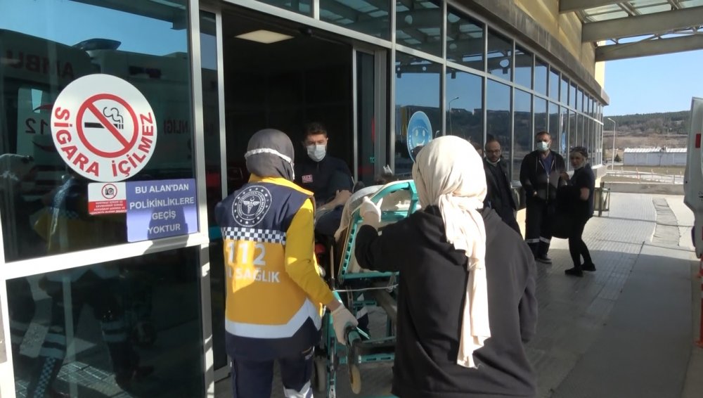 Öğretmen komşusunu bıçakladı