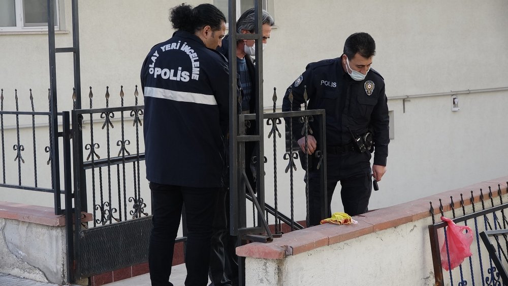 Öğretmen komşusunu bıçakladı