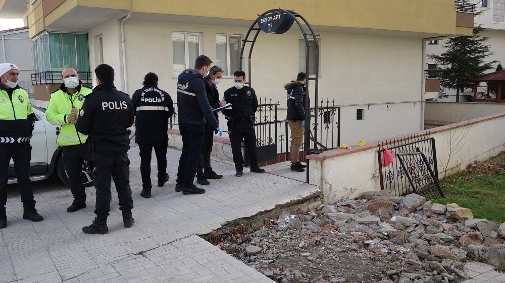 Öğretmen komşusunu bıçakladı