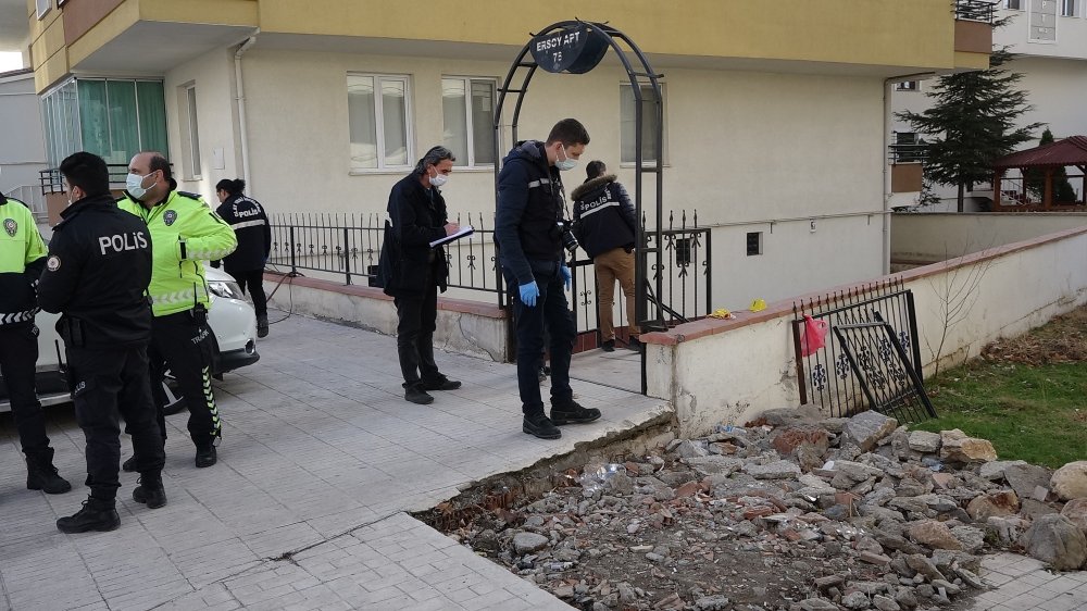 Öğretmen komşusunu bıçakladı