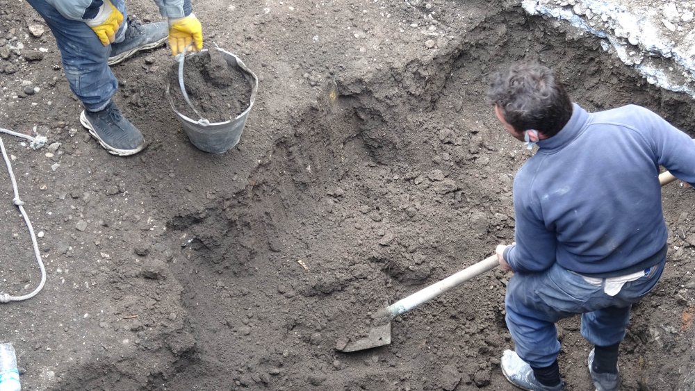 Otopark kazısında, Roma ve Bizans dönemlerine ait duvar kalıntıları bulundu
