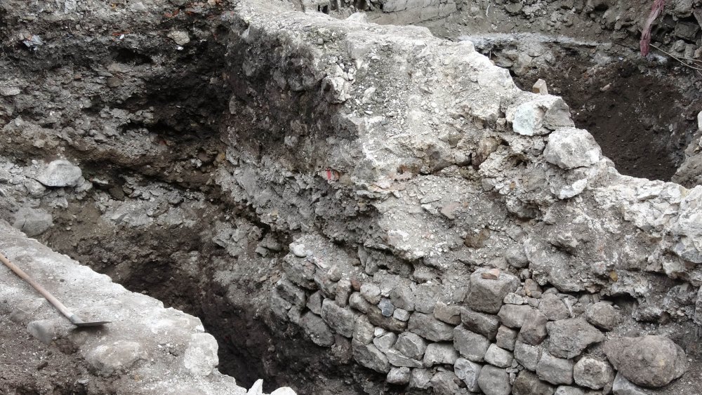 Otopark kazısında, Roma ve Bizans dönemlerine ait duvar kalıntıları bulundu