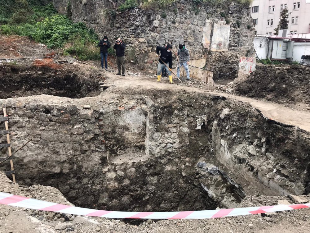 Otopark kazısında, Roma ve Bizans dönemlerine ait duvar kalıntıları bulundu