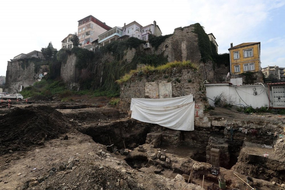 Otopark kazısında, Roma ve Bizans dönemlerine ait duvar kalıntıları bulundu