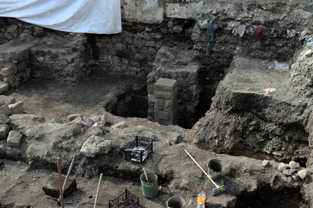 Otopark kazısında, Roma ve Bizans dönemlerine ait duvar kalıntıları bulundu