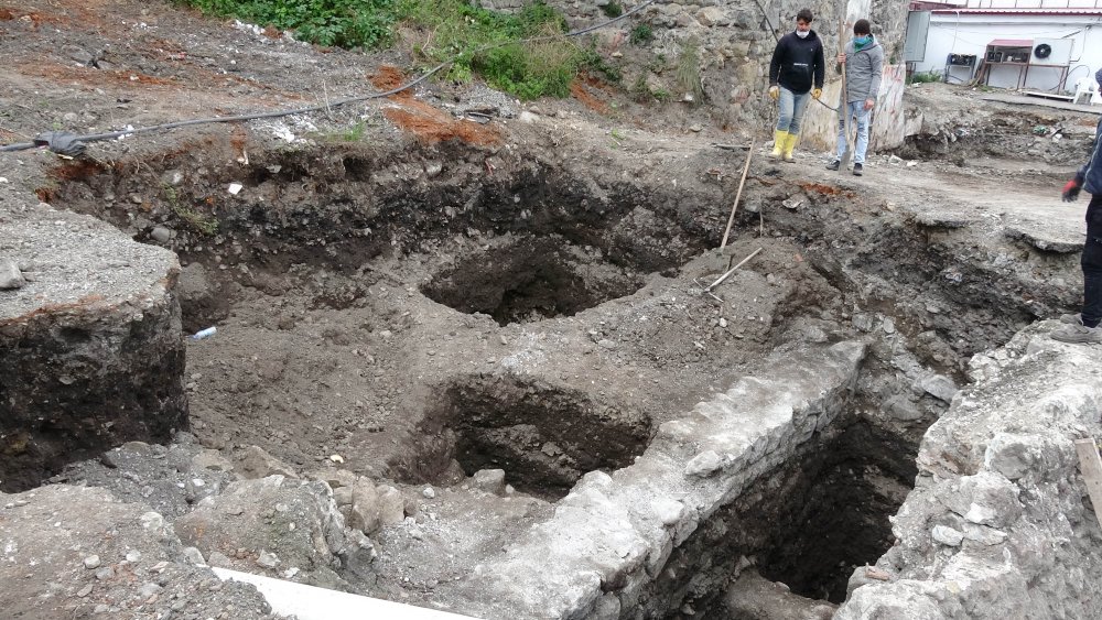Otopark kazısında, Roma ve Bizans dönemlerine ait duvar kalıntıları bulundu