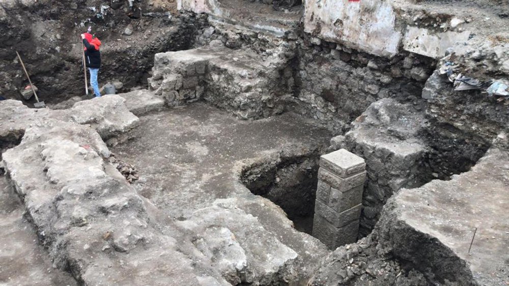 Otopark kazısında, Roma ve Bizans dönemlerine ait duvar kalıntıları bulundu