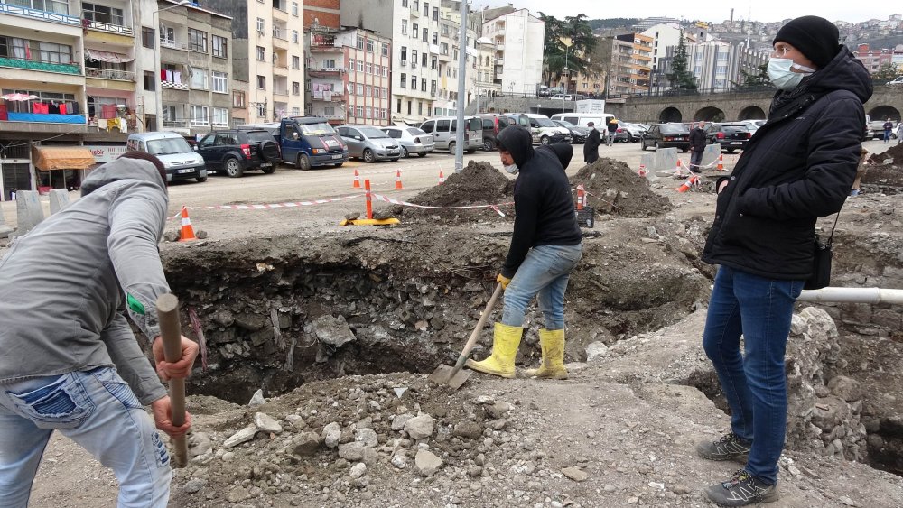Otopark kazısında, Roma ve Bizans dönemlerine ait duvar kalıntıları bulundu