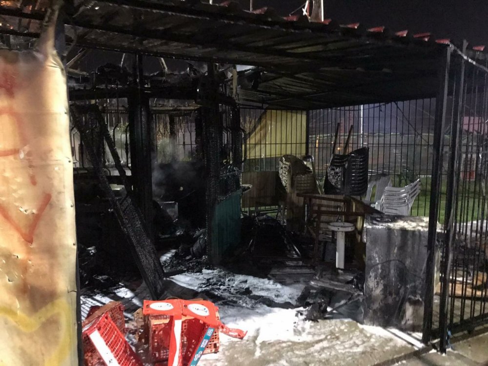 Tarsus'ta bir kafe alevlere teslim oldu