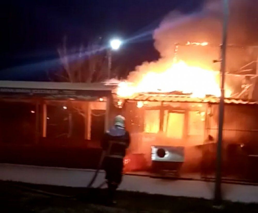 Tarsus'ta bir kafe alevlere teslim oldu