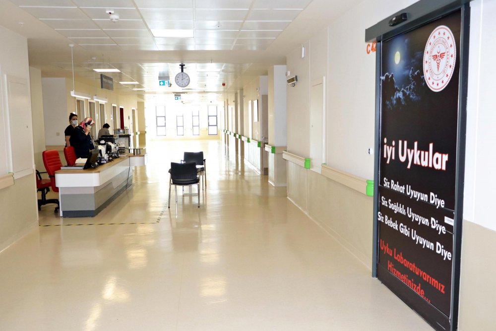 Uyku bozukluğu yaşayanlar, 24 saat kamerayla izlenerek tedavi ediliyor