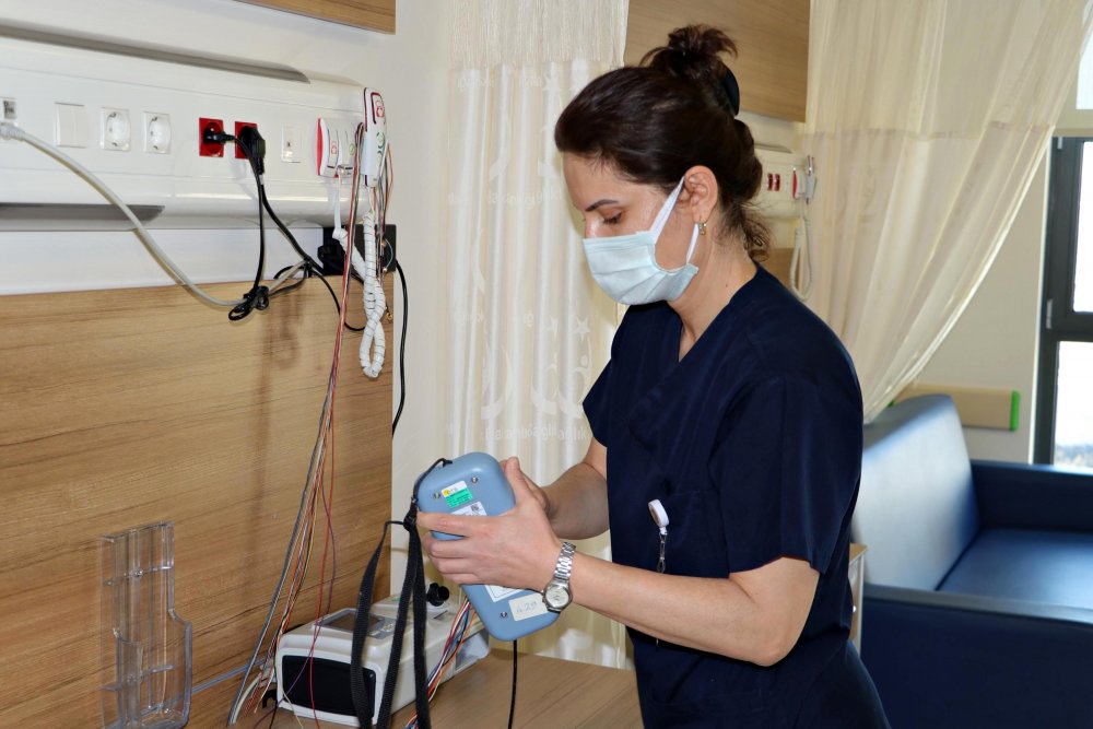 Uyku bozukluğu yaşayanlar, 24 saat kamerayla izlenerek tedavi ediliyor