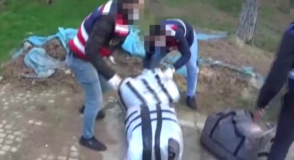 126 KİLO UYUŞTURUCU ELE GEÇİRİLDİ: Jandarmanın nefes kesen uyuşturucu operasyonu kamerada: 126 kilogram uyuşturucu ele geçirildi