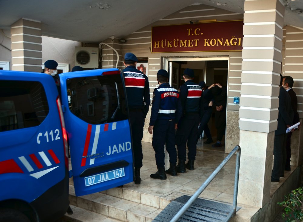 175 düzensiz göçmeni yurt dışına kaçırmaya çalışırken yakalanan 11 kişi tutuklandı