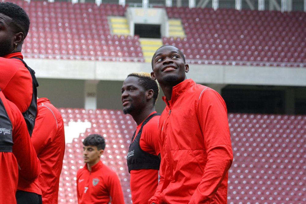 Atakaş Hatayspor kafilesi yeni stadı gezdi