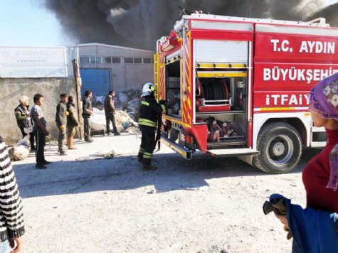 Aydın'da geri dönüşüm deposunda korkutan yangın